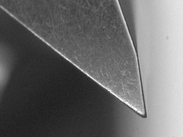 (b) kanten- und oberflächenoptimierter Zustand (Entgraten, Verrunden, Konturieren (Formfaktor κ=1,5) in einem Arbeitsgang)